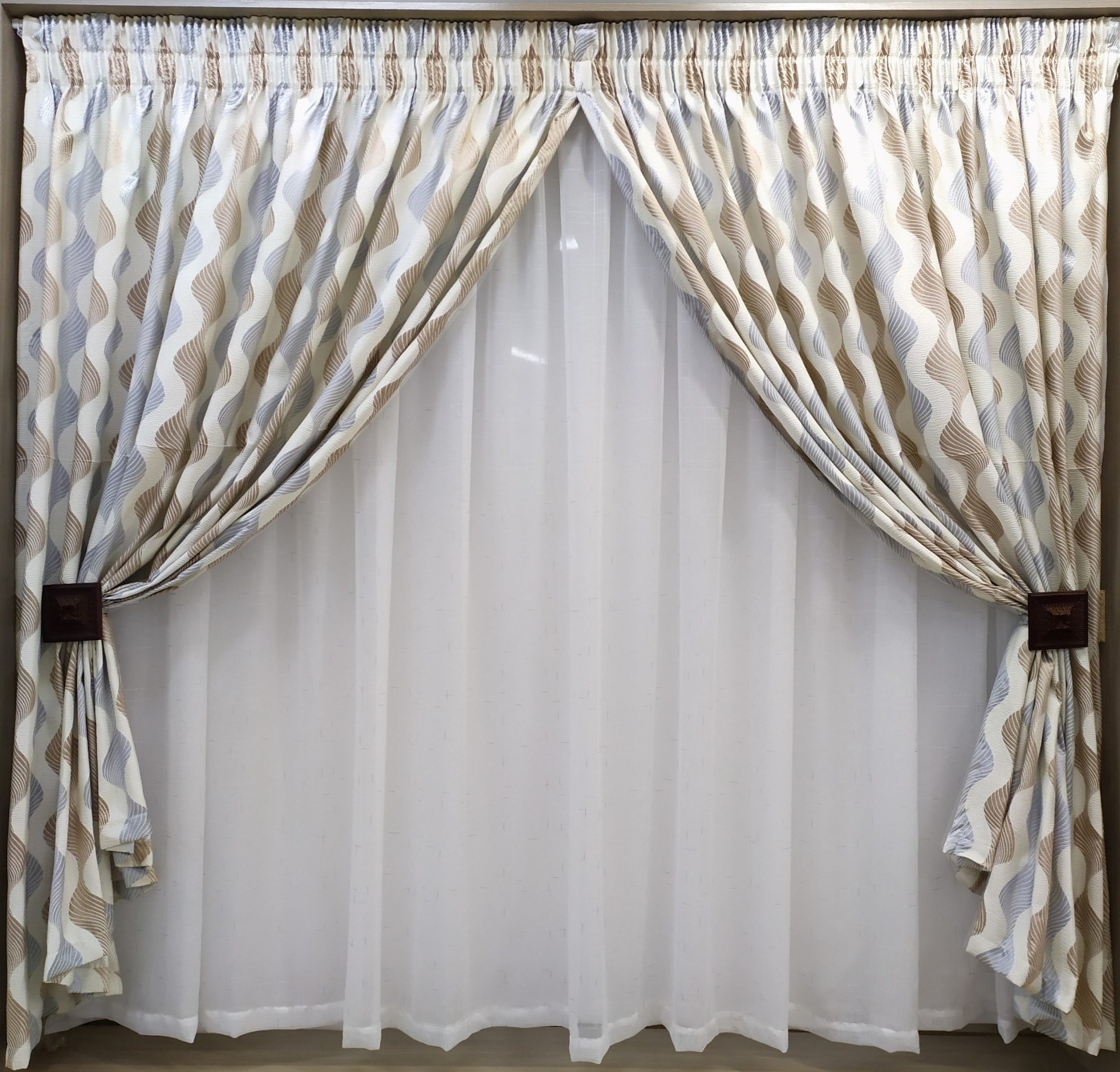 Crinkle Wave Brgrey With Tiny Dash Grey Voil Centre